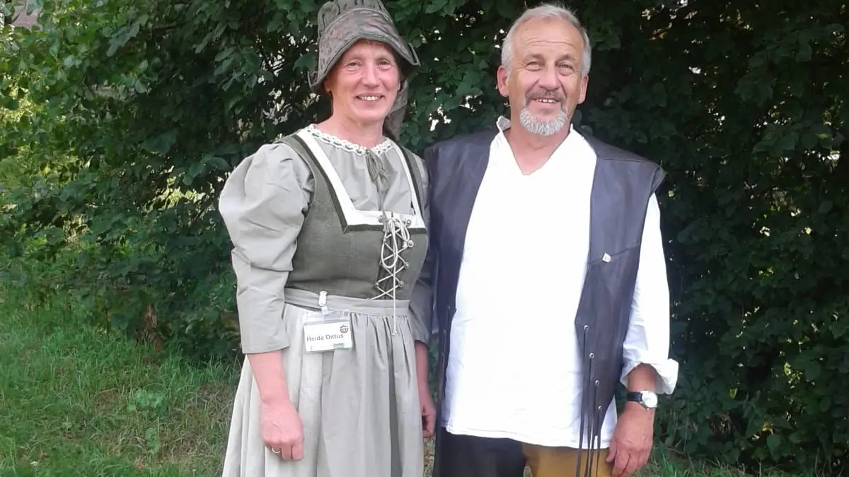 Heide und Wilfried Müller, gewandet in ein mittelalterliches Kostüm