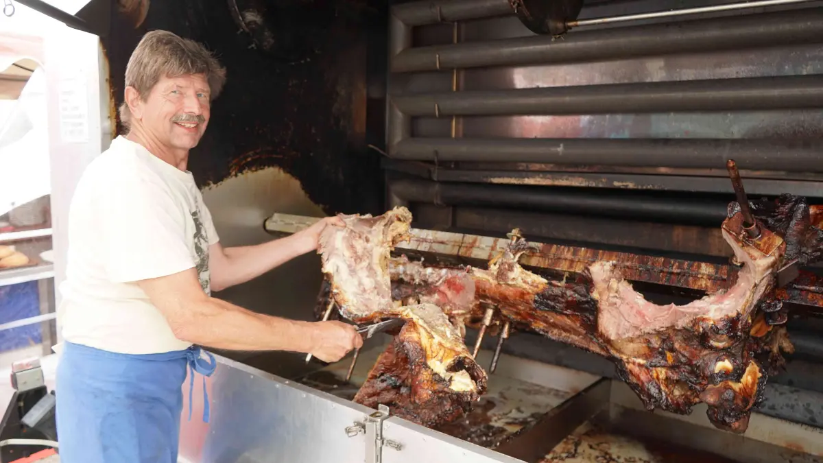Fast verzehrt mit mehreren 100 Portionen ist hier der ganze Ochs am Spieß bei der Hexengilde.