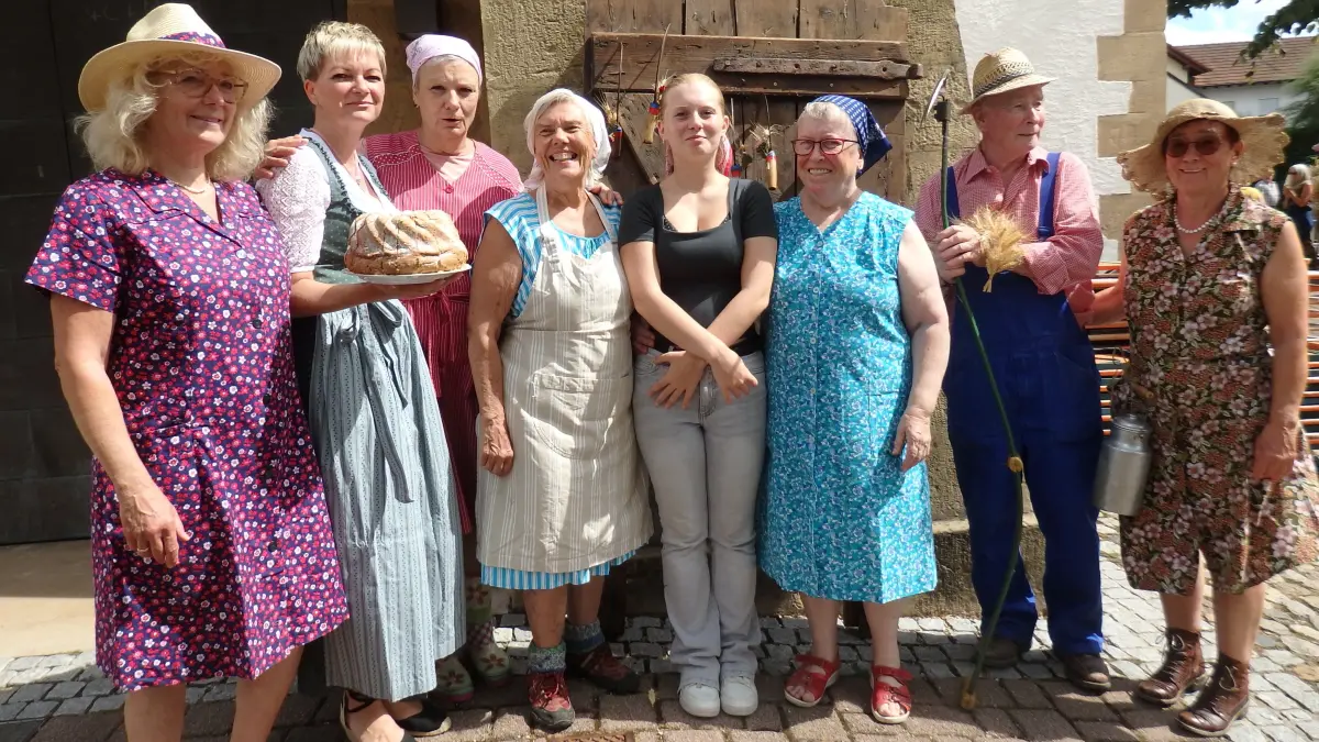 Das Team der „Sichle-Damen“ bei der traditionellen Sichlehenki beim Fest auf dem Kirchplatz in Steinenstadt