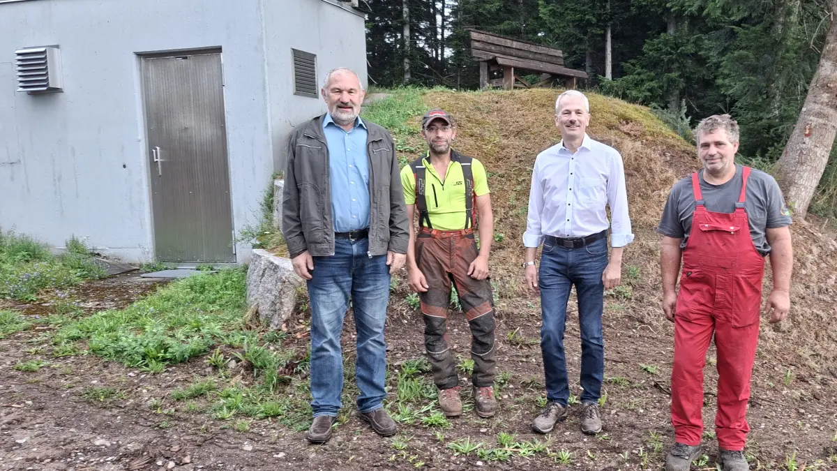 Bürgermeister Thomas Haas (2. v.r.) und Ortsvorsteher Thomas Kipp (l.) zeigen sich sehr erfreut, dass man mit Eigentümer André Schmalz (r.) und Marcel Schmalz Einigung erzielen konnte, eine neue überregionale bedeutende Löschwasserversorgung auf Gemarkung Lehengericht planen zu können.