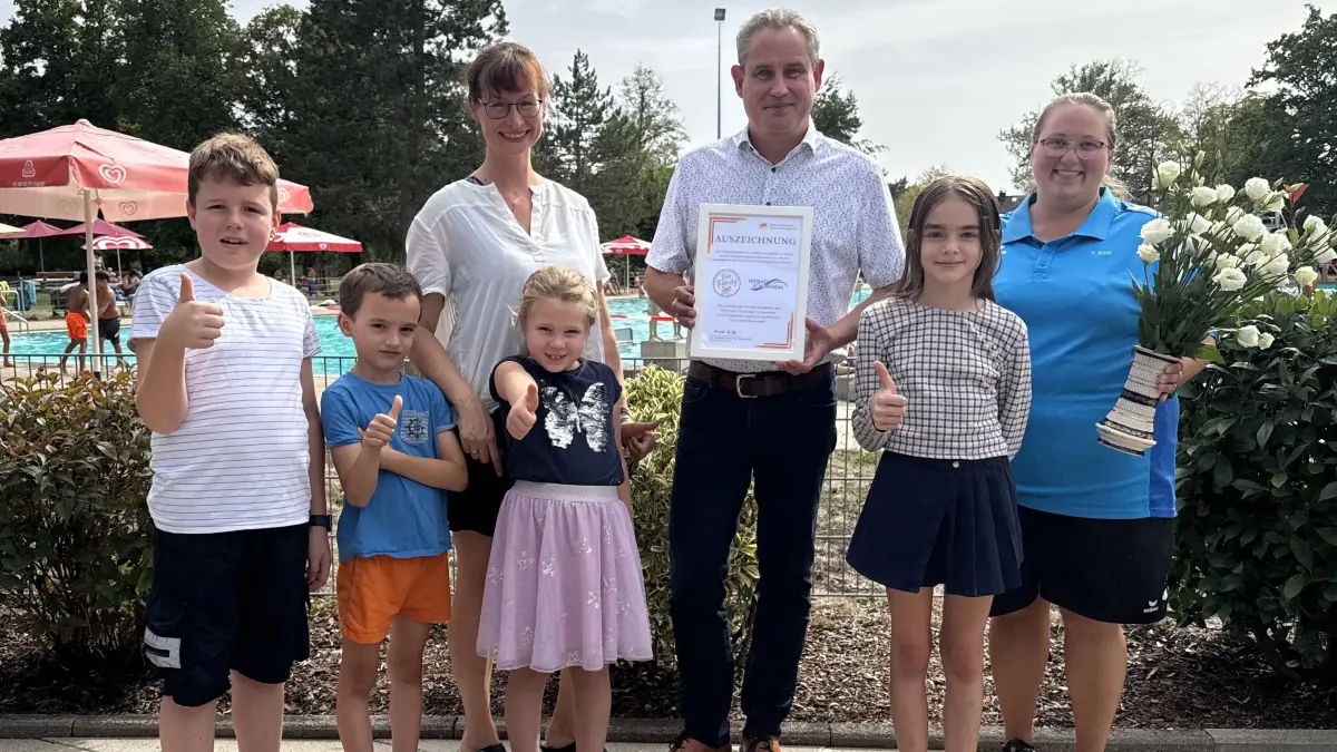 Bei der Siegelübergabe im Freibad Schopfheim (von links): Silas, Ruben, Ragna Haulitschke, Clarissa, Bürgermeister Dirk Harscher, Rosalie und Schwimmmeisterin Yvonne Eich