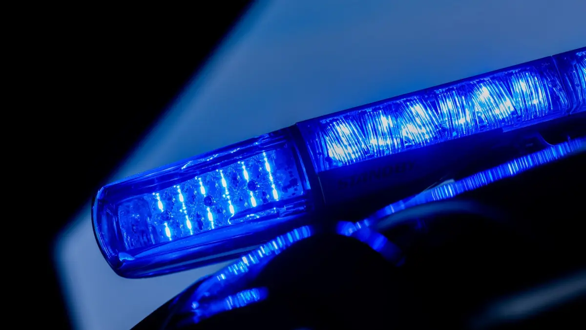 Blaulicht: ARCHIV - 07.03.2024, Nordrhein-Westfalen, Düsseldorf: Ein leuchtendes Blaulicht auf einem Einsatzfahrzeug. (zu dpa: «Starkregen auf Autobahn – Zwei Lastwagen stoßen zusammen») Foto: Rolf Vennenbernd/dpa +++ dpa-Bildfunk +++