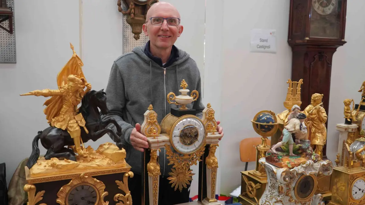Am Stand des Unternehmens Castignoli aus Monza wird eine 300 Jahre alte Uhr aus Frankreich mit Marmor-Elementen für mehr als 10.000 Euro angeboten.