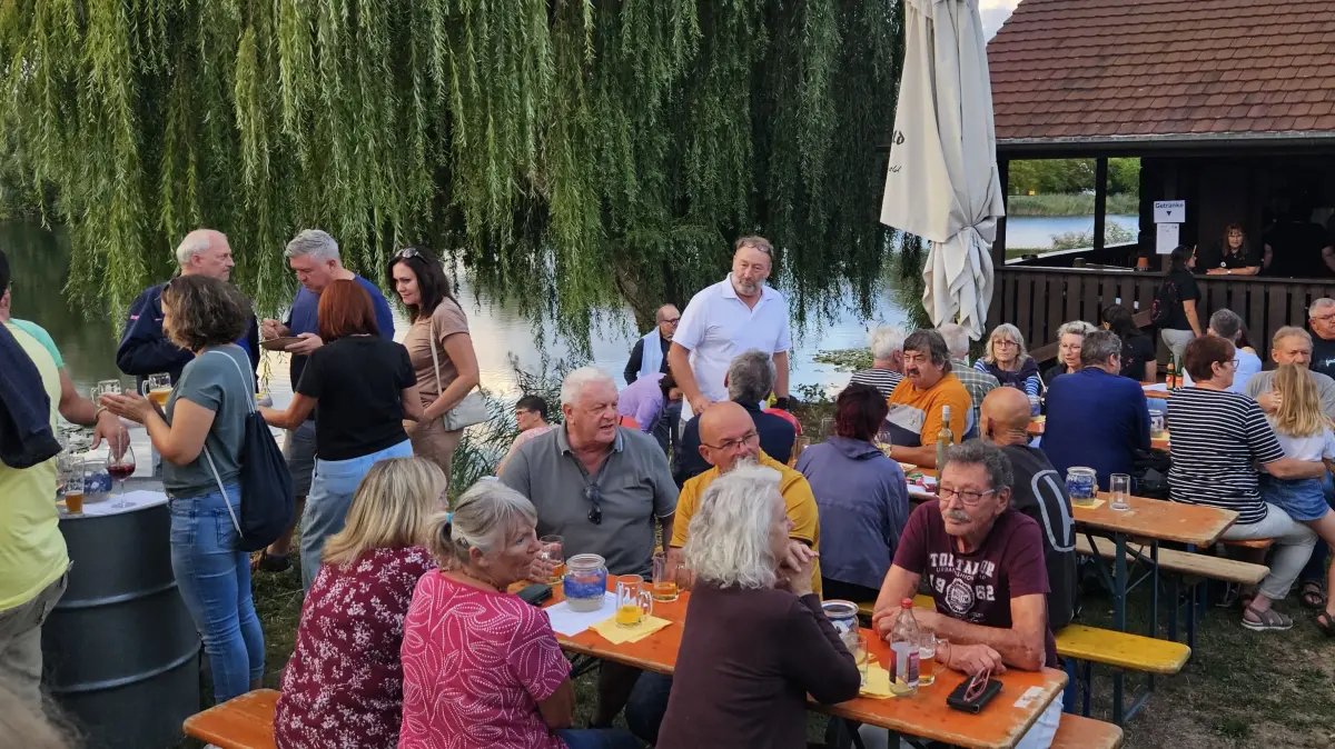 Zahlreiche Menschen zog es zur letzten Veranstaltung der Reihe „Schwanauer Kultursommer“, die am „Grünloch“ in Allmannsweier gefeiert wurde.