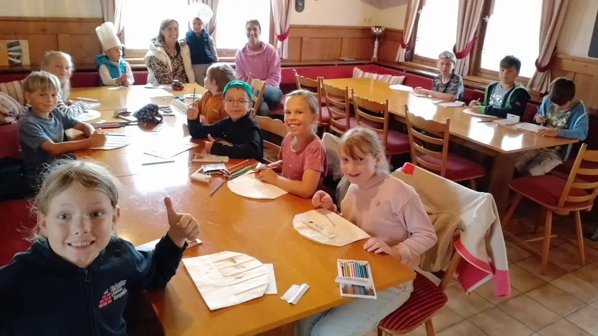 Gemeinsames Pizzaessen in der Skihütte
