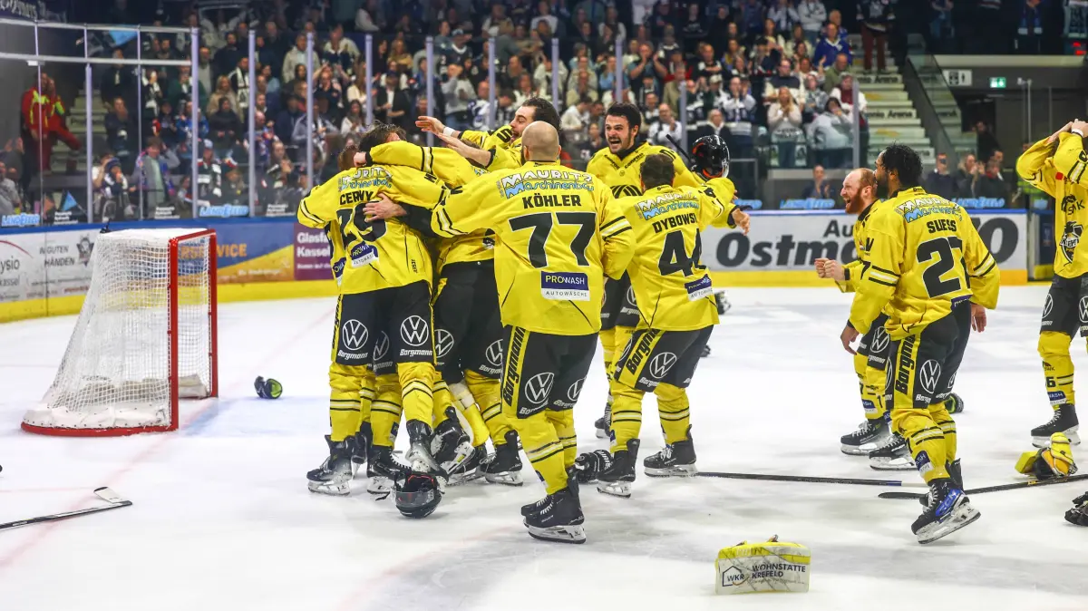 Eishockey l I Herren I Saison 2025/2026 I DEL 2 I Finale Spiel 4 I Kassel Huskies - Krefeld Pinguine I 24.04.2026 Kassel Huskies bejubeln die Meisterschaft *** Ice hockey l I Men I Season 2025 2026 I DEL 2 I Final game 4 I Kassel Huskies Krefeld Pinguine I 24 04 2026 Kassel Huskies celebrate the championship Copyright: xLobeca/RalfxHomburgx