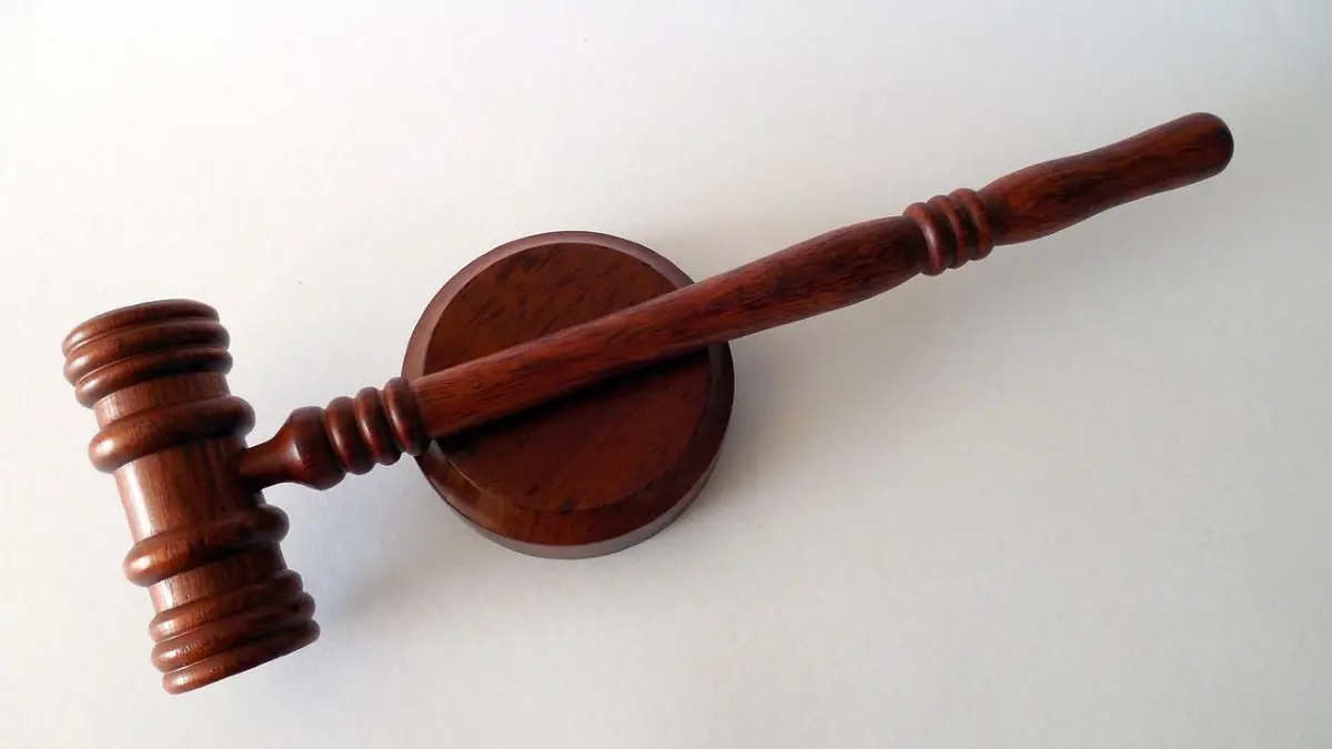 Bei der Online-Auktion der Gemeinde Steinen werden Fundsachen versteigert. Die Auktion läuft dabei rückwärts, bis der virtuelle Hammer zuschlägt. (Symbolfoto)