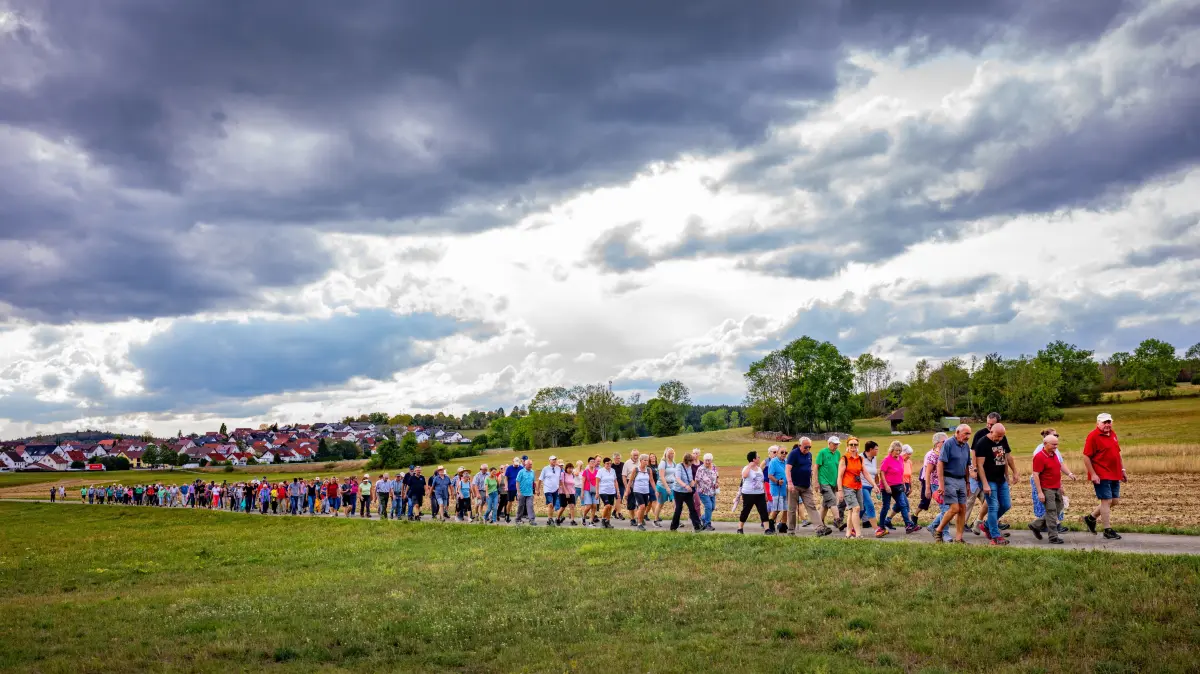 Stimmungsvolle Wolkengebilde begleiteten die rund 260 Wanderer bei der fünften und gemütlichen Meßstetter Ferientour rund um Hartheim. Entsprechend der meist verdeckten Sonne war es warm, aber nicht heiß.