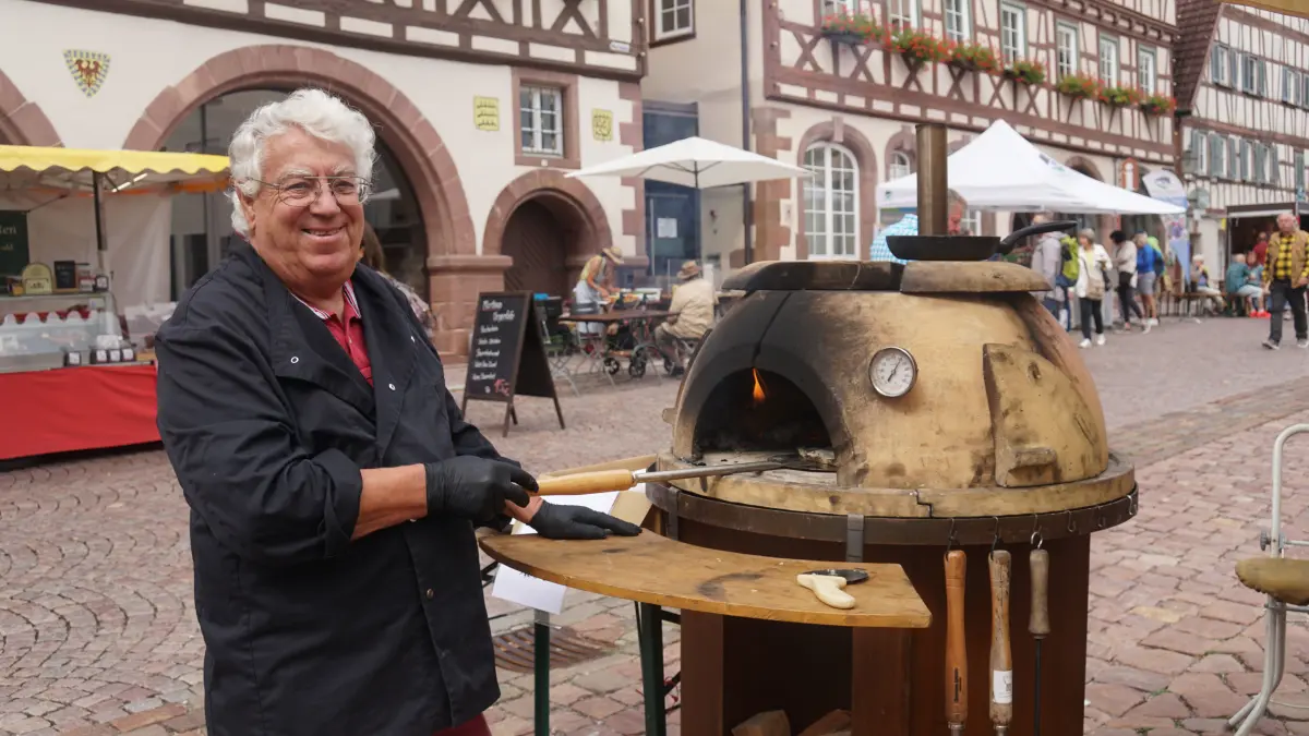 Gerhard Gernsbeck war mit seinen Flammkuchen zum ersten Mal beim Naturpark-Markt mit dabei.