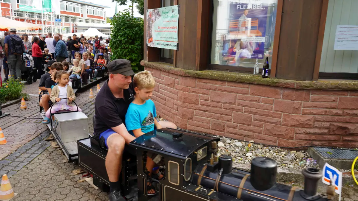 Nicht nur auf dem Marktplatz hatten die Vereine ihre Stände aufgebaut, sondern auch wie hier der Förderverein Sportfreunde Neukirch im Innenhof der Hochschule. Seit vielen Jahren gehört fest die Dampfeisenbahn für Kinder rund um die Volksbank zum Programm. Den Erlös spendet die Volksbank jeweils einer sozialen Einrichtung.