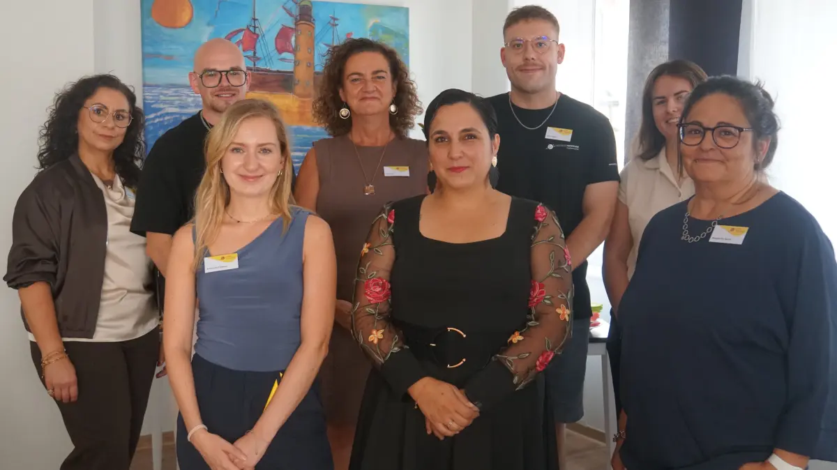 einen Teil der örtlichen und überörtlichen Teams mit vorne von rechts Antonella Ciobanu (Bewerbermanagement), Natalia Pasternak ( Pflegedienstleitung), Margherita Hauck (Qualitätsmanagement) . Hinten von links Carmen Graf (Case Management Eingliederungshilfe)Felix Schottky und Edita Lutz ( beide operativ verantwortlich), Silas Hägele ( Case Manager) und Sina Gaiser (Pädagogin)