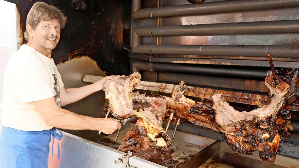 Fast verzehrt mit mehreren 100 Portionen ist der ganze Ochs am Spieß bei der Hexengilde.