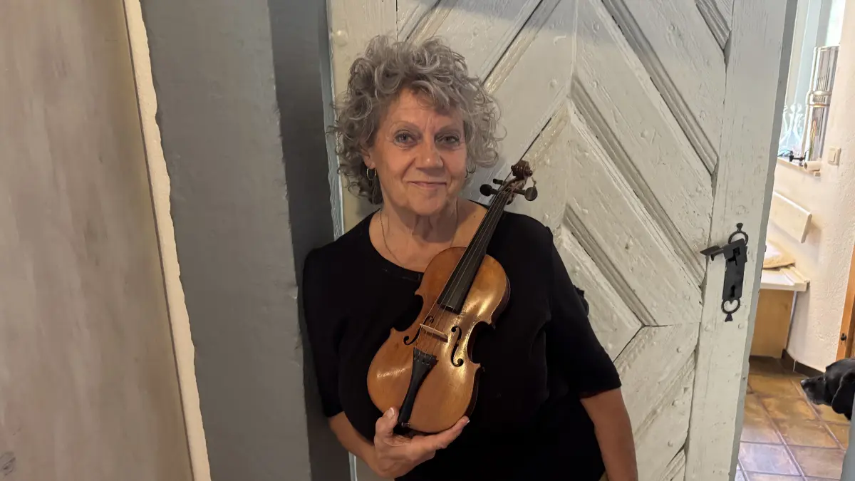 Die Geige, die ihr Vater für sie gebaut hat, als sie fünf Jahre alt war, begleitet sie durchs Leben: Susanna Wipf in ihrem Haus, dem ehemaligen Vogsthaus in Ötlingen.
