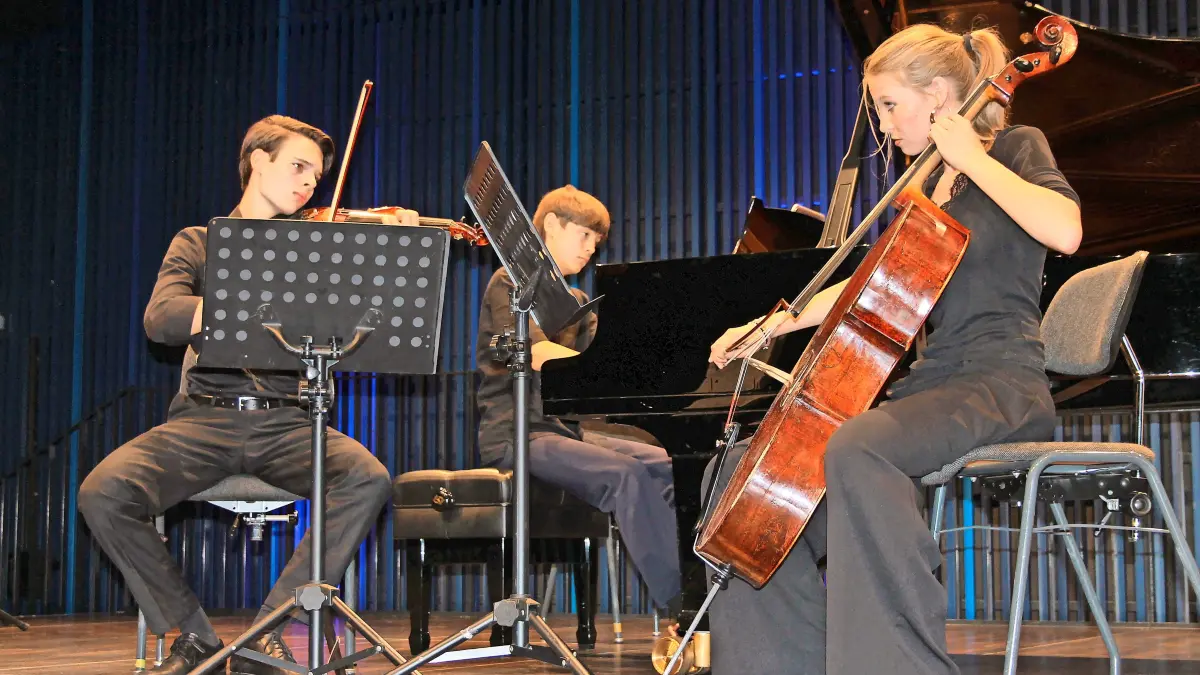 Einen famosen Auftritt vor der Pause legen Daniel Simkin (Violine), Maurice Providoli (Klaver) und Clara Kefer (Violoncello) mit dem "Klaviertrio Nr. 4 e-Moll von Antonin Dvorak hin und ernten einen Riesenapplaus