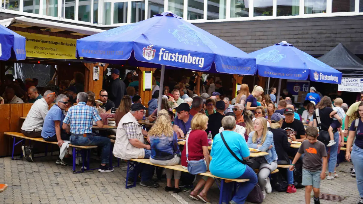 Die Besucher lassen sich beim Stadtfest die Leckereien schmecken, welche die Vereine servieren.