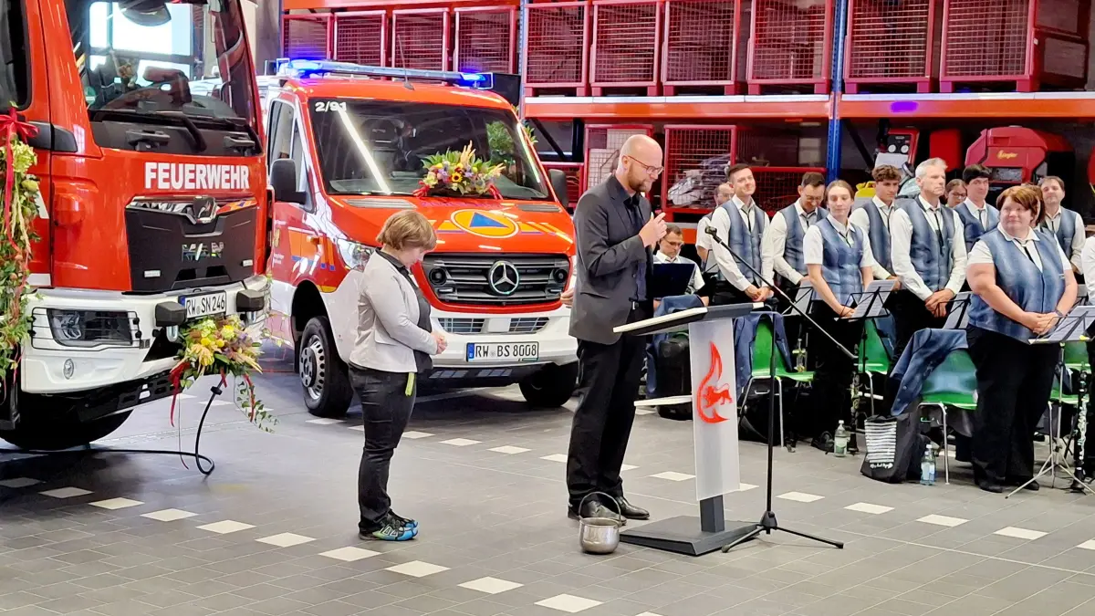 „Gott zur Ehr', dem Nächsten zur Wehr“: Pfarrer Markus Krimmer und Gemeindereferentin Viola Schreiber segneten die Fahrzeuge.