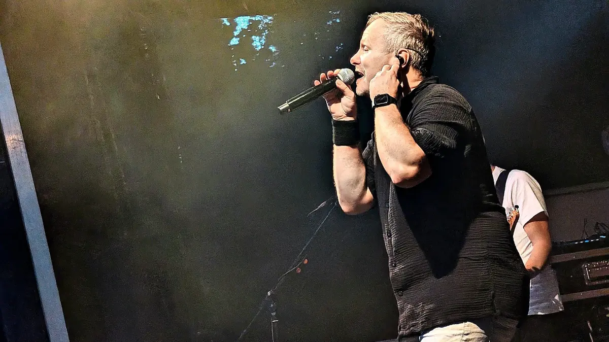 Frontmann Lars Rau von Radspitz hat die Besucher beim Kulturfest in der Parkresidenz im Germanswald in Villingen im Griff.