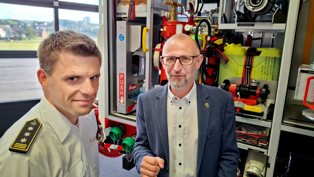 Stadtbrandmeister Patrick Wöhrle (links) mit Artur Eichin (MdB, Bündnis 90/Die Grünen)
