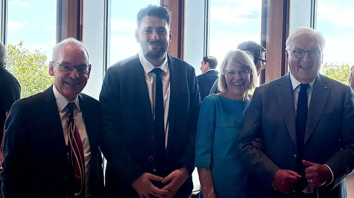 Clemens Götz und Ryyan Alshebl (von links) freuen sich über das Zusammentreffen mit Bundespräsident Frank-Walter Steinmeier und dessen Ehefrau Elke Büdenbender.