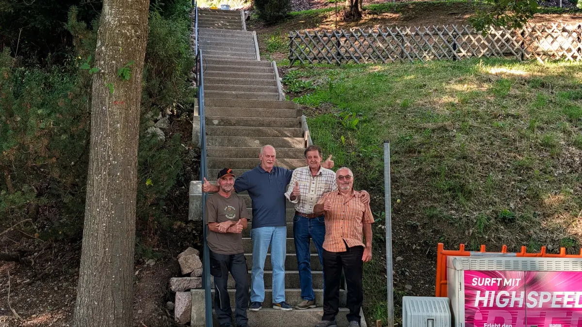 Das sind die Männer, die ehrenamtlich die Treppe vom Eichhaldeweg zur Talstraße saniert haben (von links): Richard Löffler, Bernhard Uhl, Fritz Mayer und Berthold Hettich.