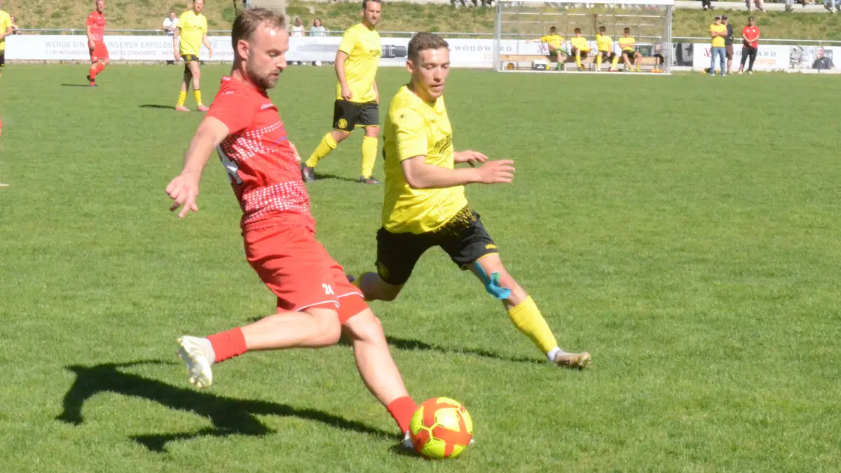 Marc Hitzel (rechts) erzielte beim 8:1-Kantersieg gegen den SV Huzenbach einen Fünferpack.