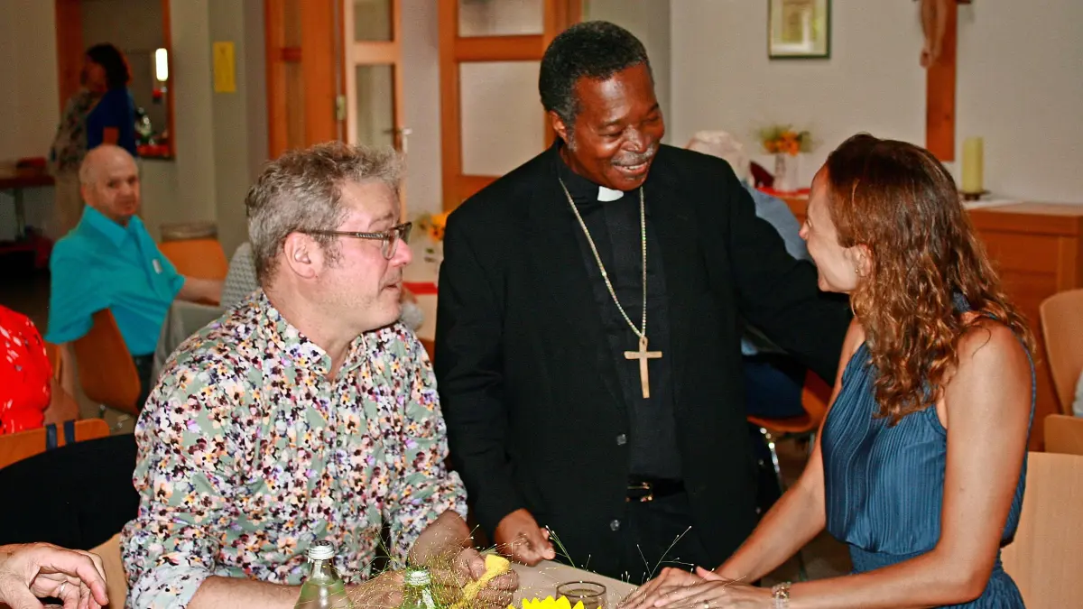 Bischof Eugène Cyrille Houndékon nahm sich beim Sommerfest für jeden Besucher Zeit.