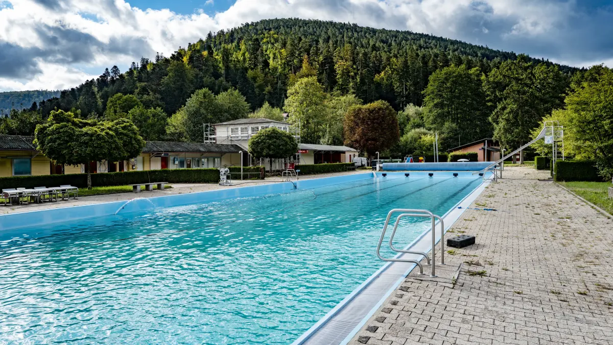 Im Becken ist wieder Wasser – eine kurze Badesaison wird es dennoch nicht geben.