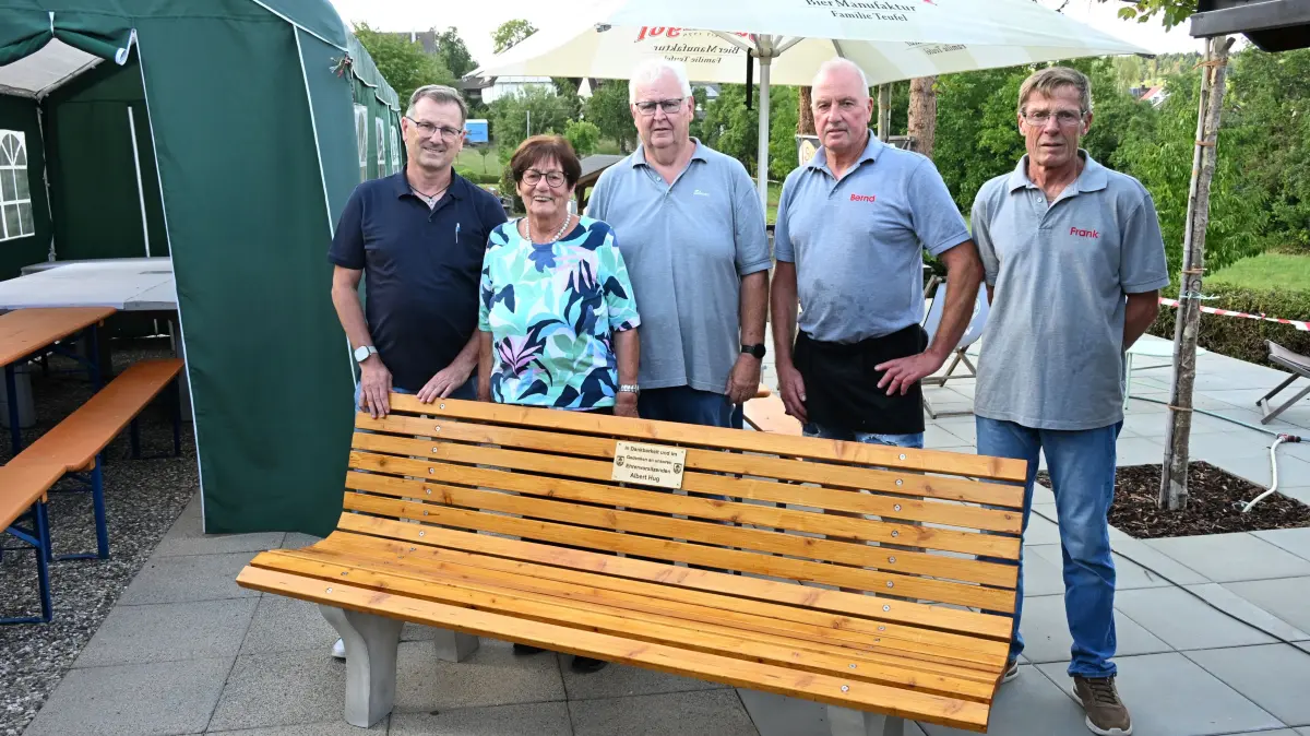 Die Albert-Hug-Ruhebank findet einen exponierten Platz auf der Minigolfanlage Salzstetten. Viele Einwohner kamen zur Gedenkfeier: Friedrich Hassel (von links), Cäcilia Hug, Elmar Schwarz, Bernd Spohn, Frank Fritz.
