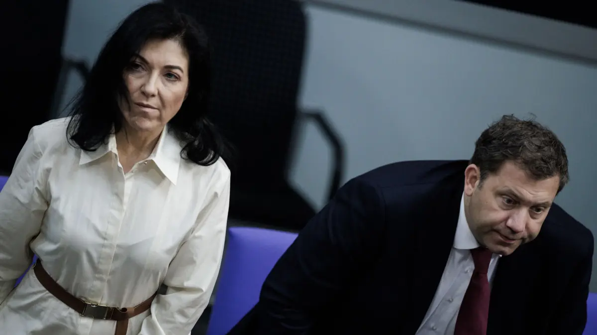 Wirtschaftsministerin und Finanzminister: ARCHIV - 26.06.2025, Berlin: Katherina Reiche (CDU, l), Bundesministerin für Wirtschaft und Energie, steht neben Lars Klingbeil (SPD), Bundesminister der Finanzen, im Bundestag (zu dpa: «Ministerien streiten über «kalte Progression»») Foto: Carsten Koall/dpa +++ dpa-Bildfunk +++