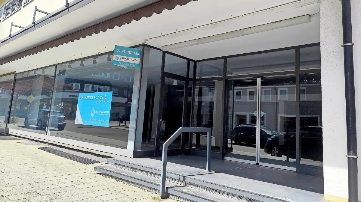 Vom Bahnhof- bis zum Weinann-Kreisel gibt es derzeit einige Laden-Leerstände. Mit rund 350 Quadratmetern Fläche der größte Leerstand ist der ehemalige „Trendbereich“ in der Hauptstraße 32.