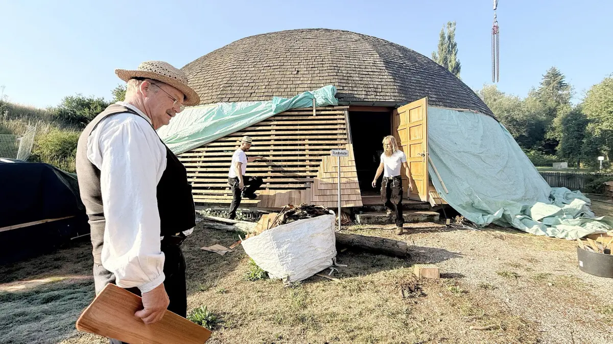 Zimmerermeister Hubert Nowack gewährt Einblicke in die derzeit laufenden Sanierungsarbeiten: Unter anderem wird der Rundbehälter mit 22.000 neuen Schindeln aus Zedernholz neu eingedeckt.