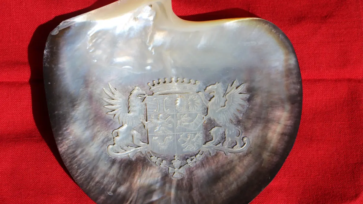 Erinnerungsstück an Gräfin Elisabeth von Bissingen und Nippenburg (1886 bis 1974): Eine Muschel mit dem Wappen der Adelsfamilie, hier mit den beiden Greifen aus dem Wappen als Schildhaltern.