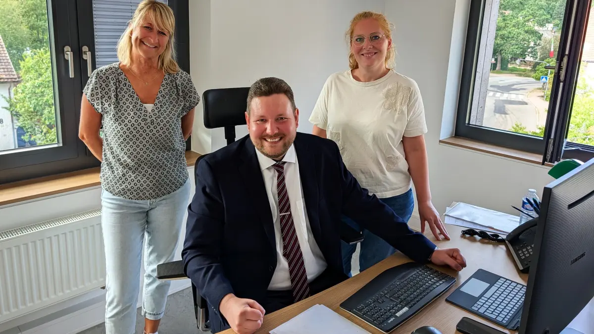 Felix Kuentz wird eingerahmt von seinen beiden zukünftigen engsten Mitarbeiterinnen: Bianca Schwaiger (links) und Jessica Zoella.