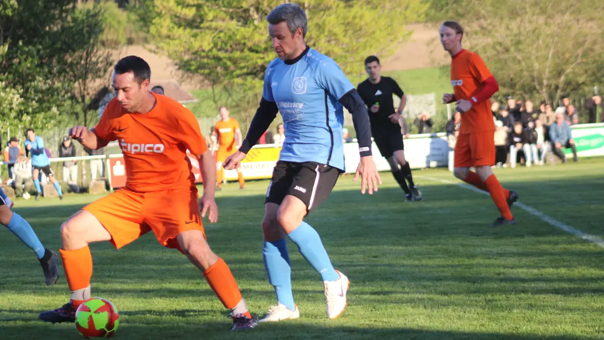 Die SG Pfaffenweiler/Rietheim (links) und Titelverteidiger FC Königsfeld sind beim Bezirkspokal 2026/27 mit von der Partie.