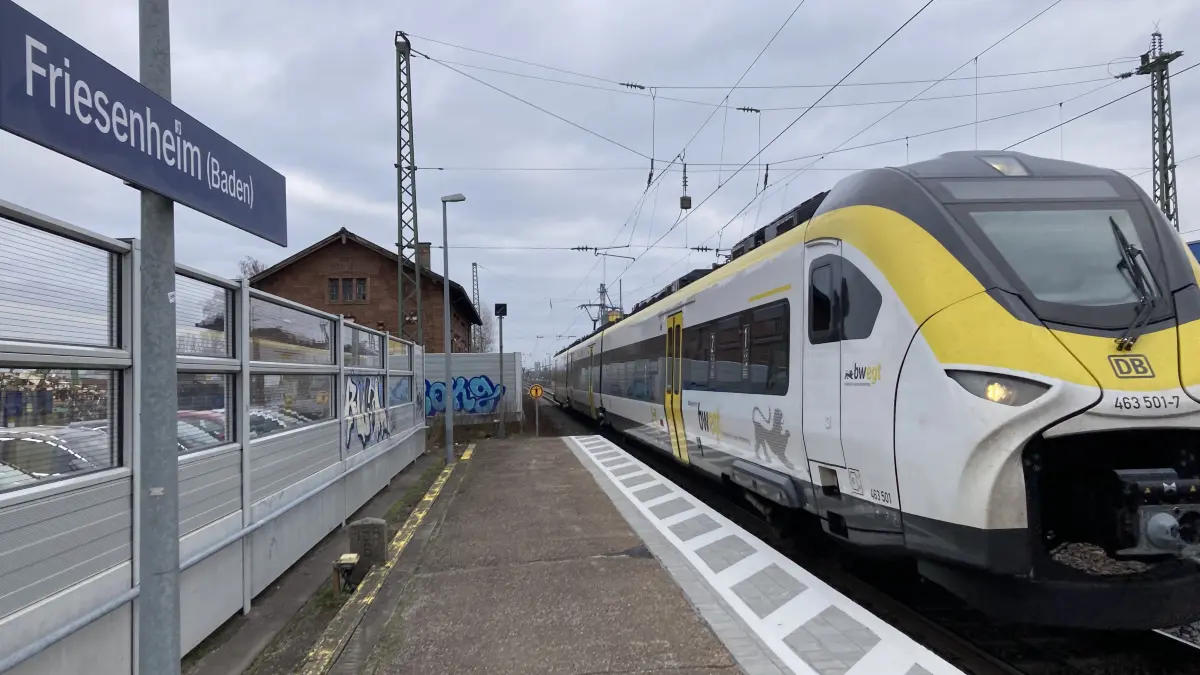 Es fehlen nach wie vor wichtige Haltestopps am Friesenheimer Bahnhof, erklärt Harald Wendle von der Bürgerinitiative „Besserer Pendler-Fahrplan“. Seit nun sechs Jahren protestiert er dagegen.
