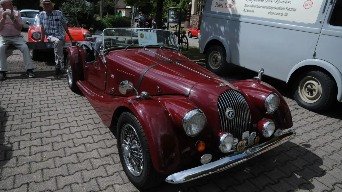 Der weinrote Morgen plus 8 gibt sich als Oldtimer, wird bis heute gebaut
