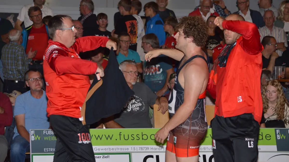 Matthias Brenn (links) wird die Tennenbronenr Ringer in dieser Saison letztmals als Trainer betreuen und in den Kampfpausen das Handtuch schwingen.
