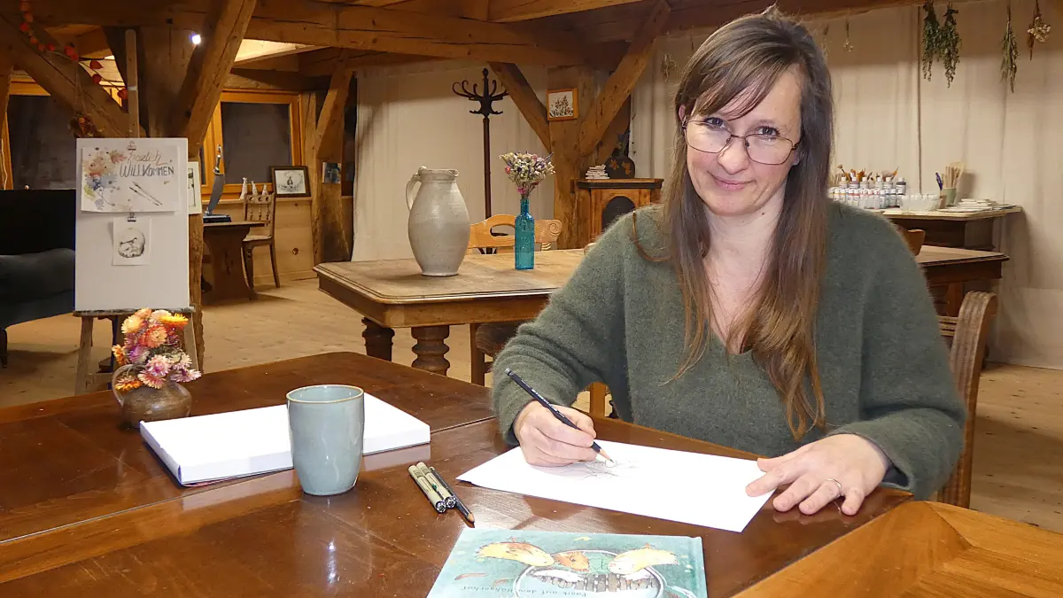 Erste Skizzen für ein von ihr illustriertes Kinderbuch fertigt Irina Vitt mit dem Bleistift an.