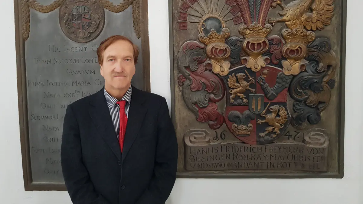 István Deréky vor der Grabtafel seines Vorfahren Reichsfreiherr Johann Friedrich von Bissingen (1601 bis 1663) in der katholischen Stadtpfarrkirche Maria Himmelfahrt.