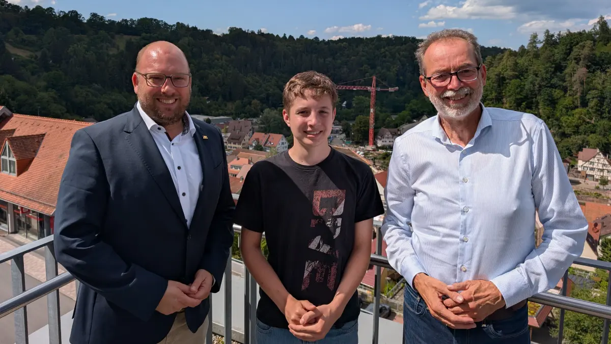 Wildbergs Bürgermeister Ulrich Bünger und Landtagsabgeordneter Carl Christian Hirsch, begleitet von Praktikant Maximilian Smykalla (Bildmitte) nahmen die aktuellen und zukünftigen Investitionen rund um beispielsweise die Stadthalle in den Blick.