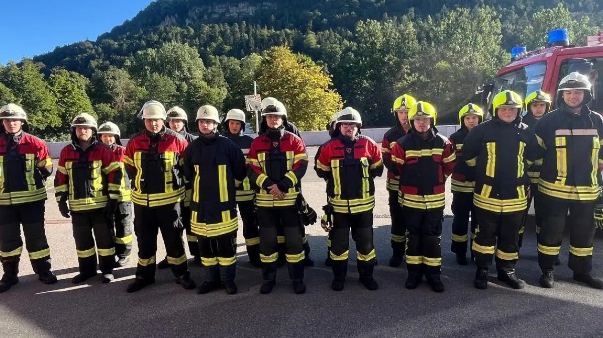 17 Anwärter aus Dietingen, Dornhan, Epfendorf und Oberndorf a. N. absolvierten vom 24. Februar bis 25. Juli 2026 erfolgreich die Grundausbildung am erweiterten Ausbildungsstützpunkt der Freiwilligen Feuerwehr Oberndorf.