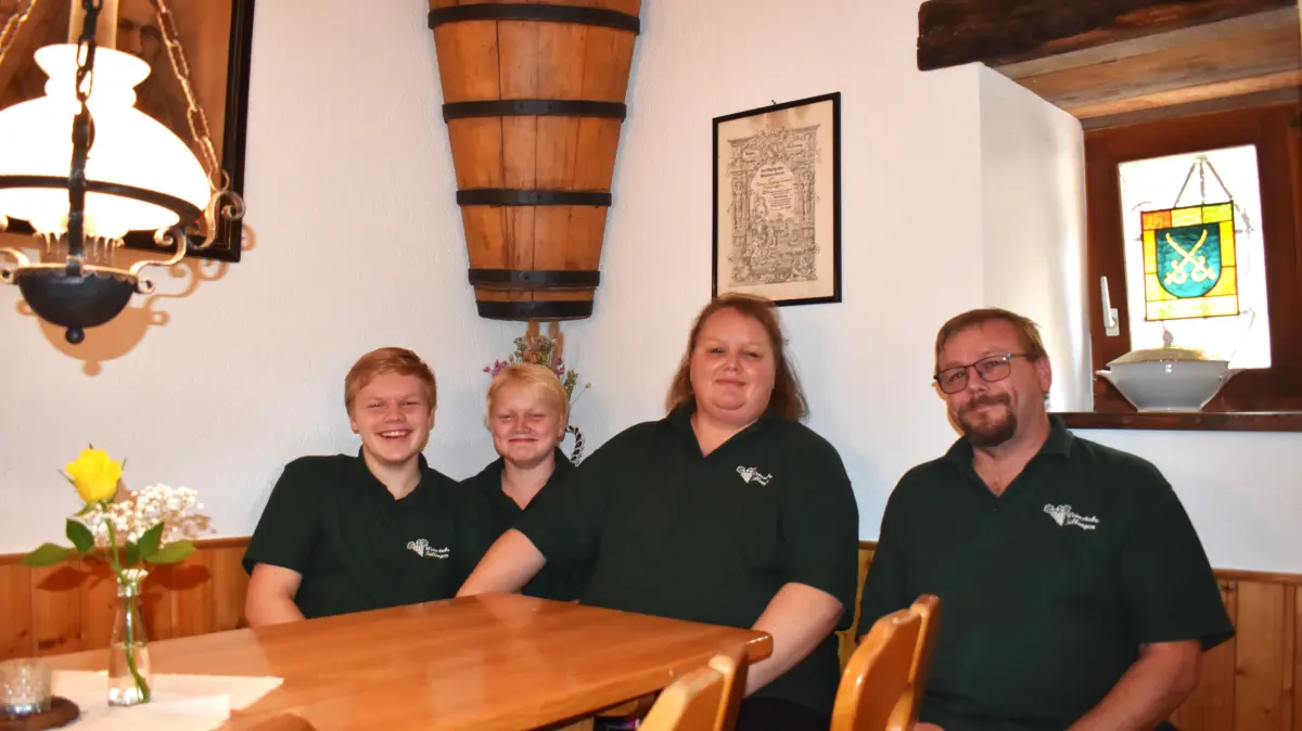 Sandra, Sebastian, Marc und Max Hagin in ihrer Straußi: Unter dem Namen Weinstube Tüllingen öffnet die bisher als Trefzers Wiistübli bekannte Lokalität wieder ihre Türen für die Gäste.