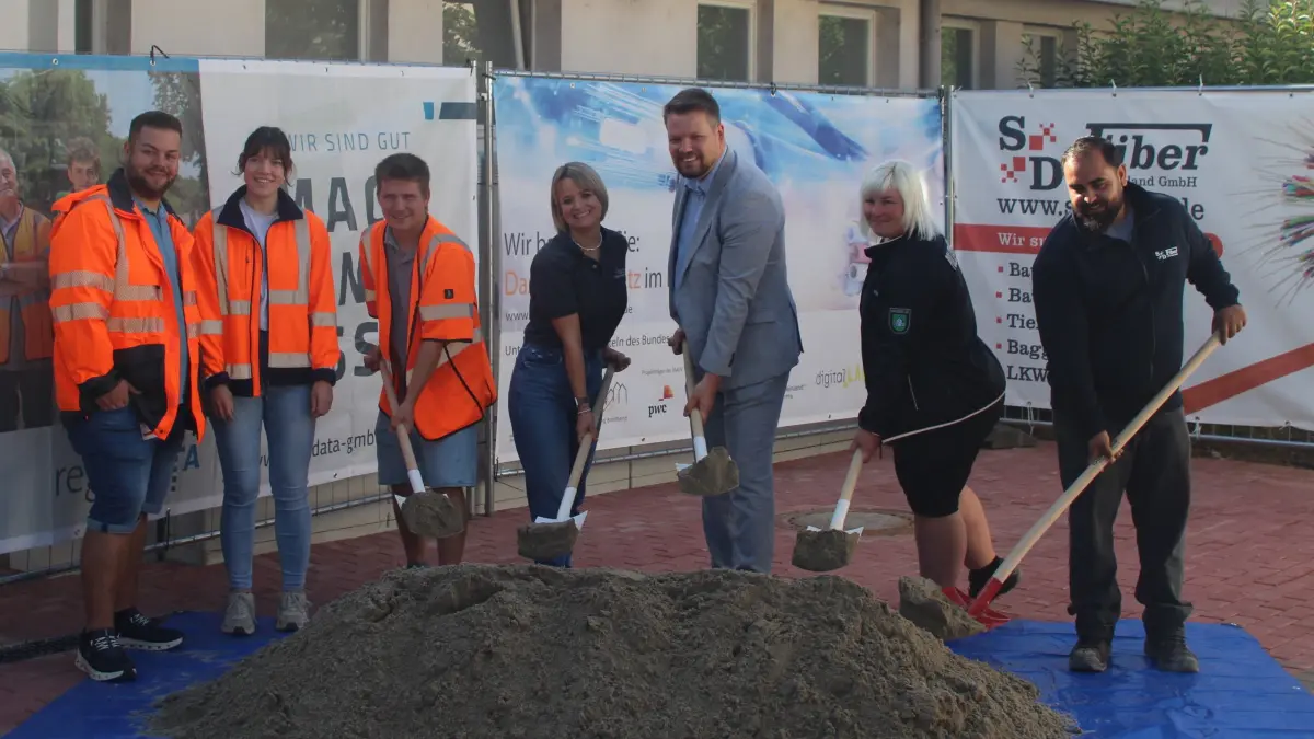 Mit dem Spatenstich fiel der Startschuss für den Glasfaserausbau in Hausen: Georg Kramer (von links), Manuela Kiefer, Johannes Jenisch (alle Regio Data), Lisa Vogt (Zweckverband Breitbandversorgung), Bürgermeister Philipp Lotter, Maria Zipfel (Ordnungsamt Hausen) und Stefan Fedailov (Bauleiter SD Fiber).
