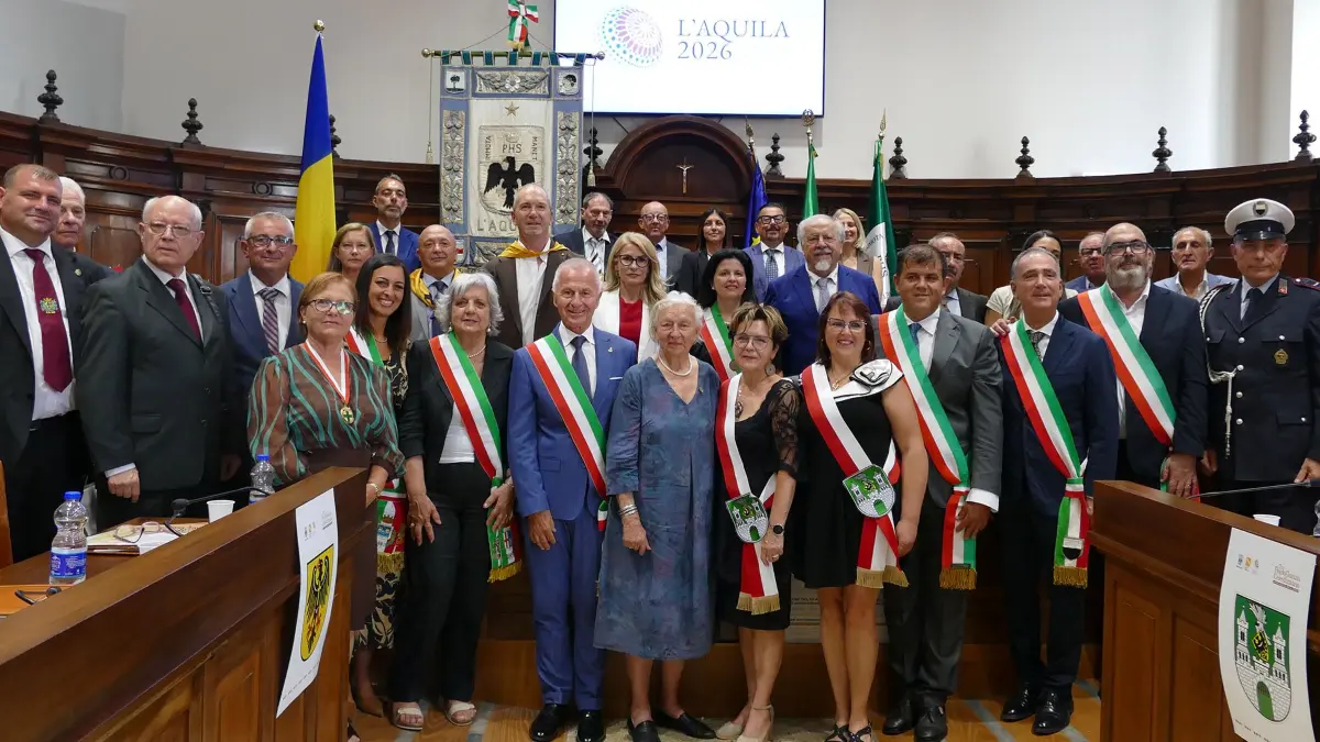Empfang der Delegationen der Partnerstädte zur Perdonanza im Rathaus der Stadt L'Aquilaoben mittig v.r. Walter Melchiorre, Ludwig Kohler , Amici dell'Aquila , darunter mittig Assessore Ersilia Lancia , Ferdinando Collantoni, v.m. Heide Friederichs in Vertretung der Stadt Rottweil-