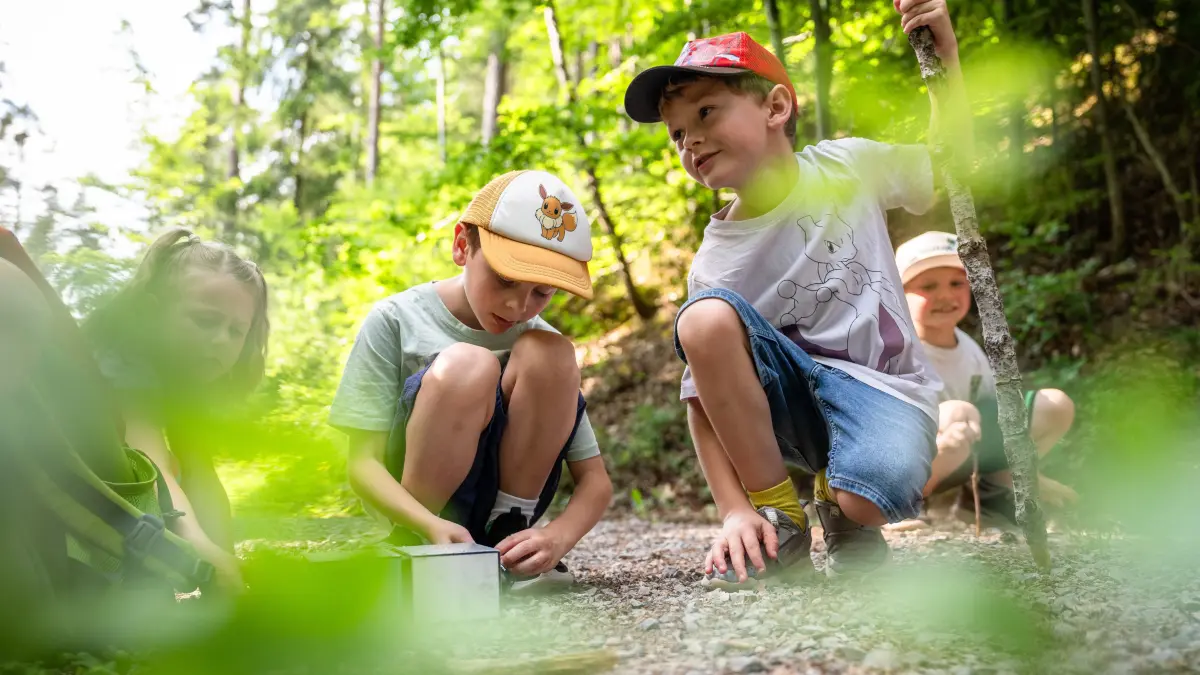 Für kleine Detektive geht's bei „Annis Schwarzwald Geheimnis“ mit einem Rätselrucksack auf eine Tour rund um die Burgruine.