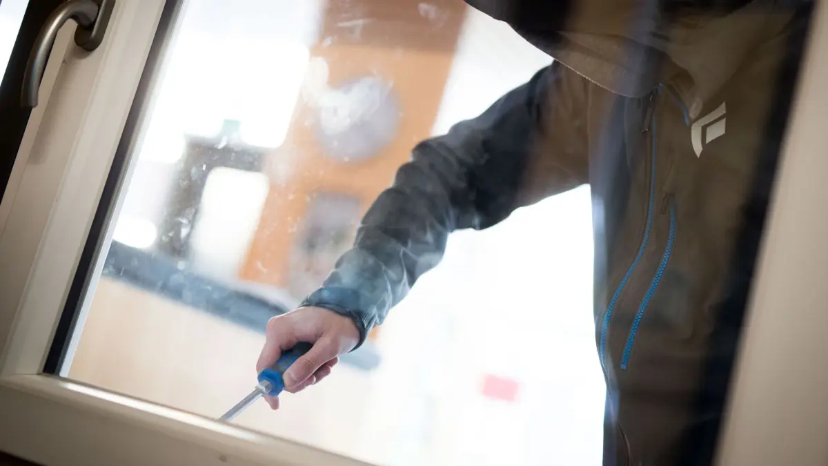 Sahnetorten aus Bäckerei-Kühlkammer gestohlen: ARCHIV - 10.04.2015, Hessen, Frankfurt/Main: ILLUSTRATION - Ein Mann demonstriert, wie einfach es für einen Einbrecher wäre, mit Hilfe eines stabilen Schraubenziehers ein geschlossenes Fenster von außen zu öffnen. (Symbolbild) (zu dpa: «Sahnetorten aus Bäckerei gestohlen») Foto: Frank Rumpenhorst/dpa +++ dpa-Bildfunk +++