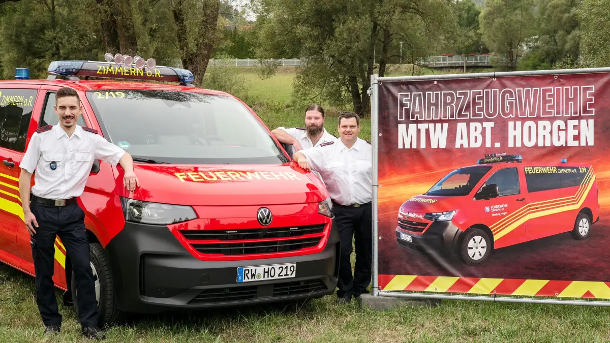 Die Horgener Kameraden (von links): Marius Eberlein, Matthias Schuler und Markus Schuler mit dem neuen MTW freuen sich auf die Fahrzeugweihe.