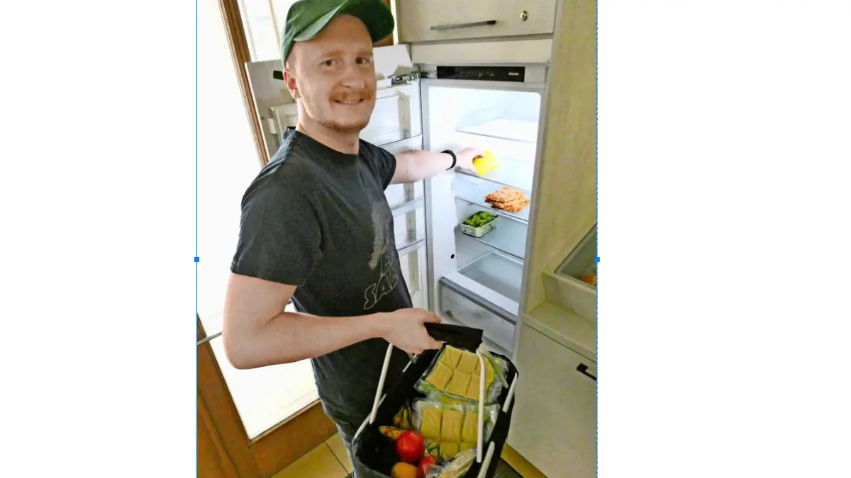 Maximilian Rusch bringt neue Lebensmittel, die dann von jedermann aus dem Kühlschrank entnommen werden können.