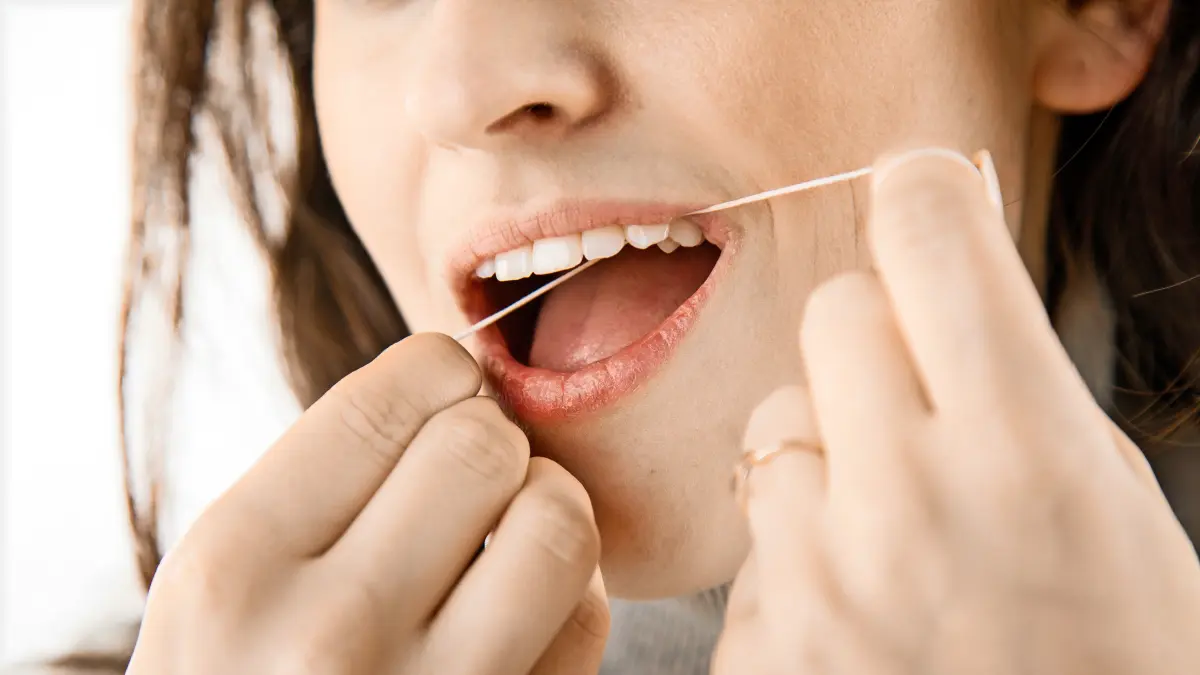 Auch Implantate brauchen gründliche Pflege: Zahnseide oder Interdentalbürstchen sorgen für saubere Zwischenräume und beugen Entzündungen vor.
