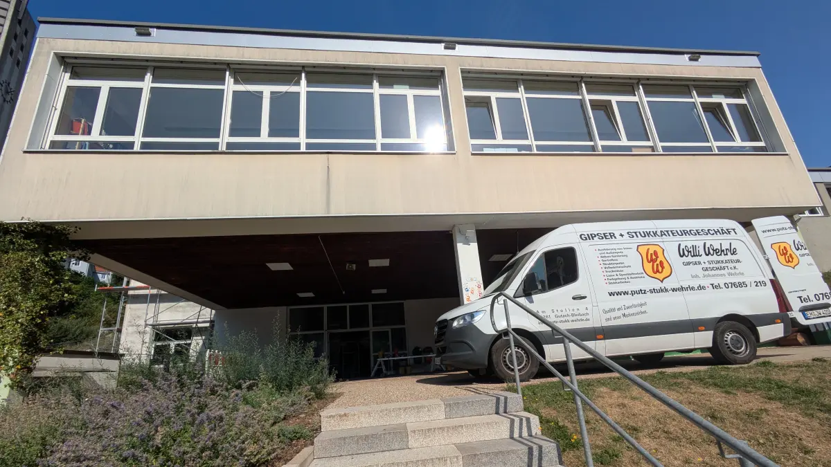 Im Gebäude der Schule und des Kindergartens laufen derzeit Sanierungsarbeiten unter anderem durch die Firma Willi Wehrle aus Gutach-Bleibach.